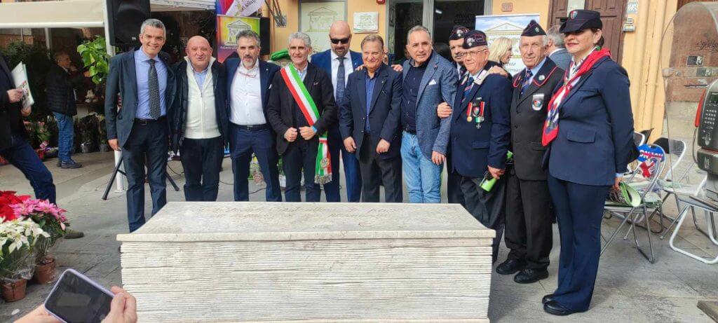 Scopertura della targa davanti al libro della pace in memoria di Luca Attanasio