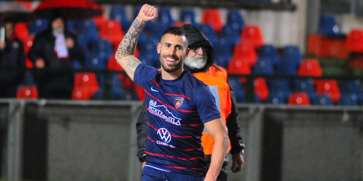 Gennaro Tutino esulta dopo un gol