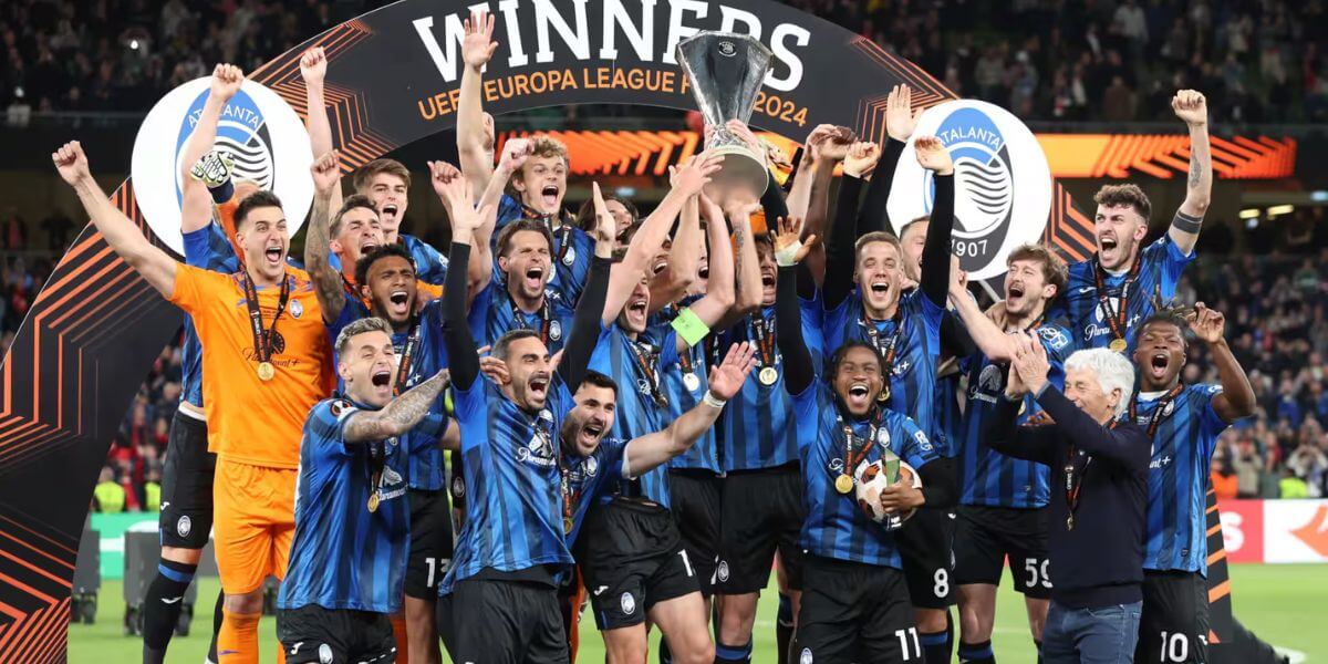 I giocatori dell'Atalanta alzano la coppa dell'Europa League