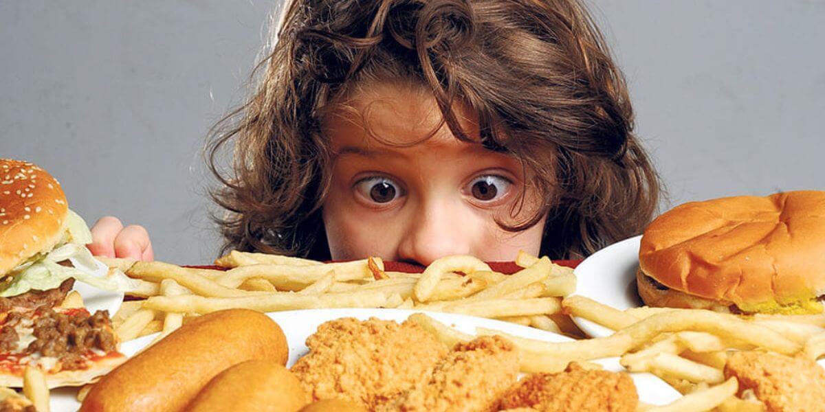 Bambino con cibo