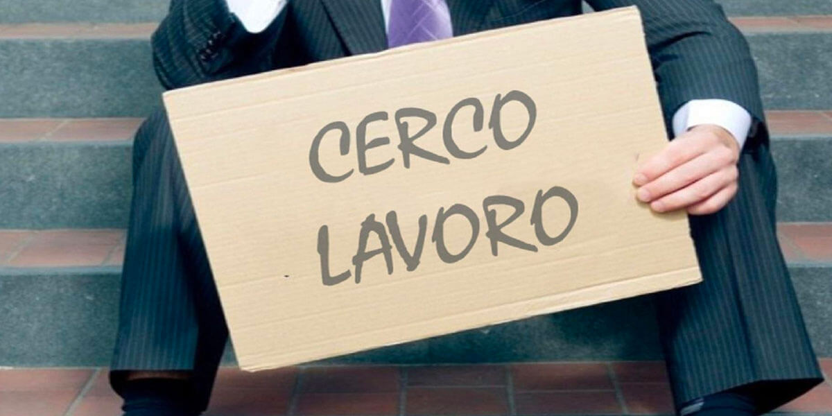 Foto di un lavoratore con un cartello con scritto "Cerco lavoro"