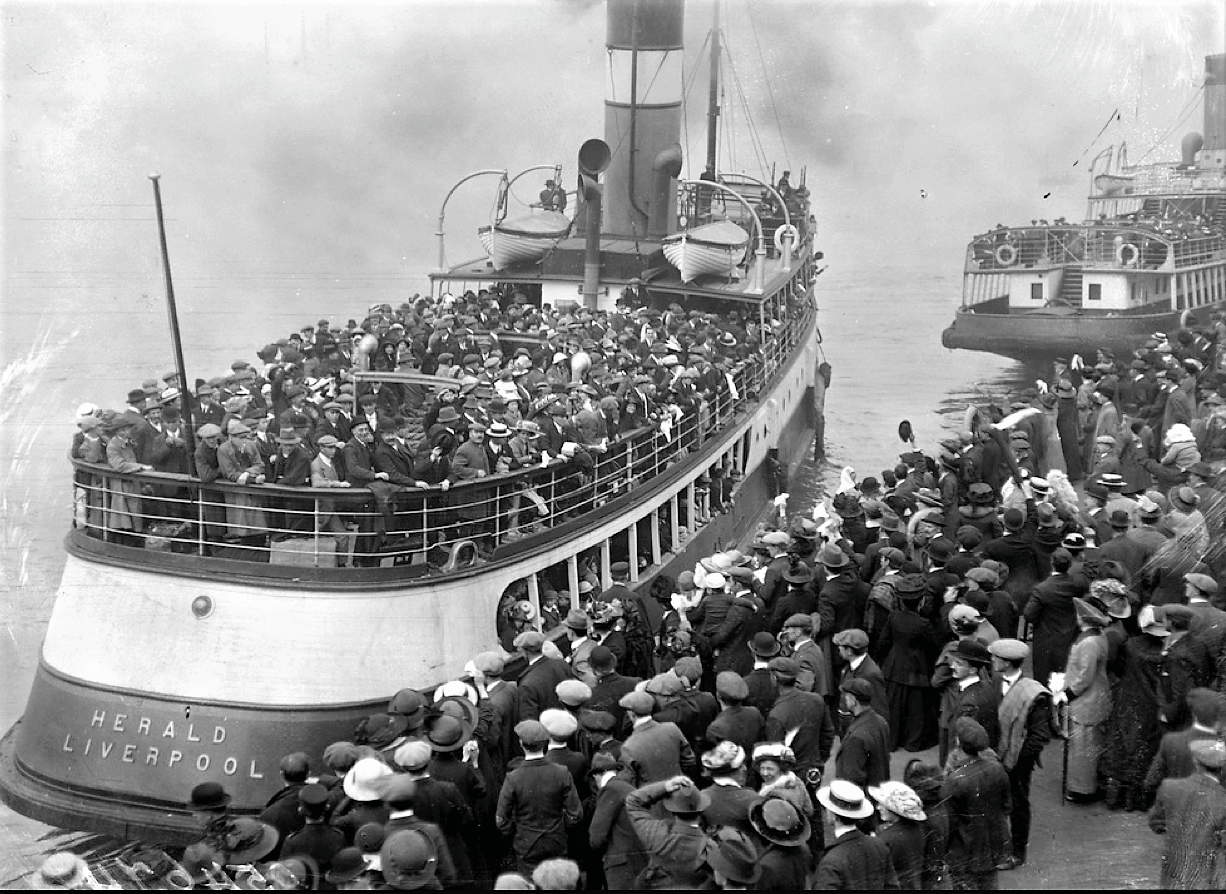 Foto che raffigura una nave piena di emigranti in partenza verso l'America