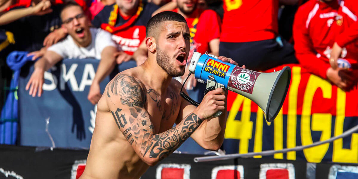 Gennaro Tutino al megafono festeggia con i tifosi