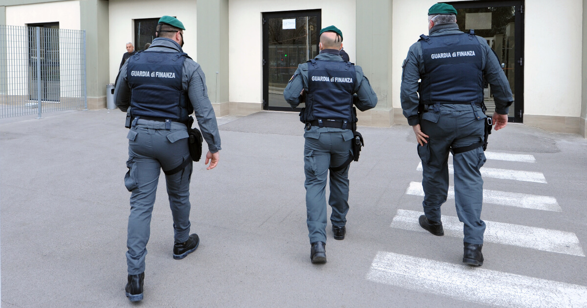 Foto raffigurante 3 finanzieri