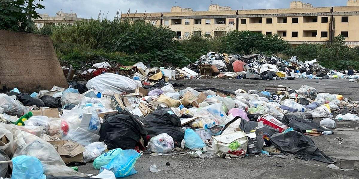 Immagine di uno spazio esterno pieno di rifiuti