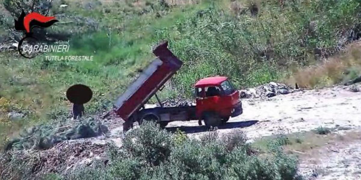 Bruciavano rifiuti illegalmente. Cinque persone indagate a Reggio dai Carabinieri forestali