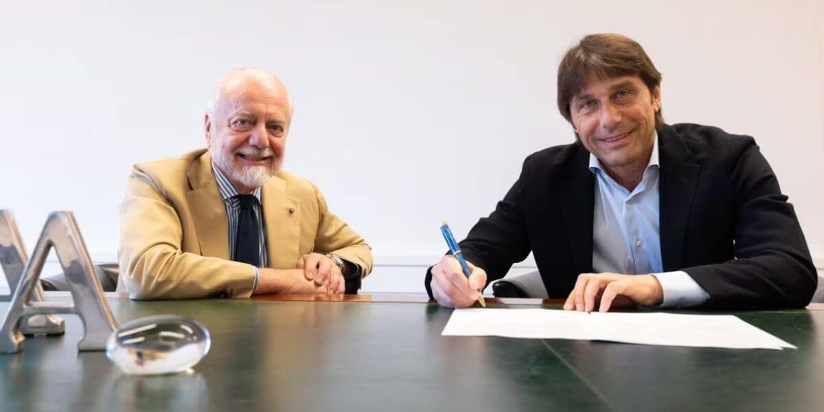 Antonio Conte insieme ad Aurelio De Laurentiis mentre firma il contratto con il Napoli
