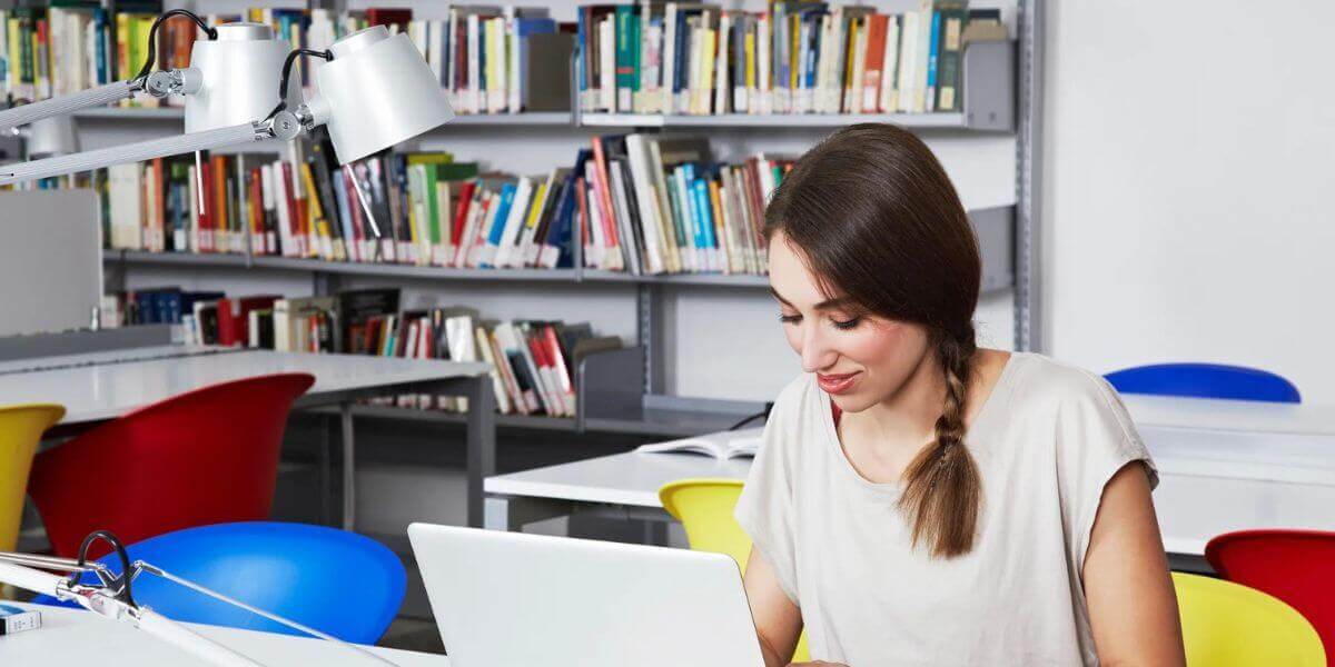 Ragazza che studia al computer