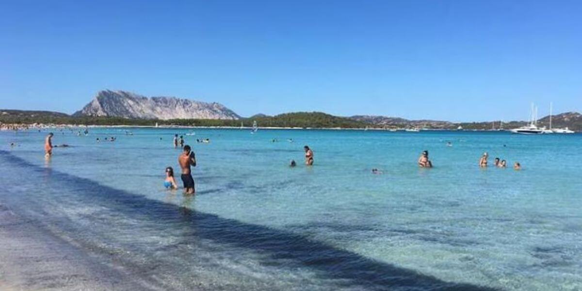 Foto di persone che fanno il bagno al mare