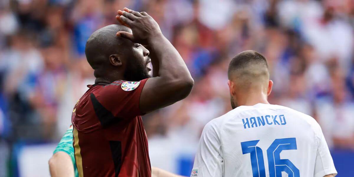 Lukaku e Hancko durante Belgio Slovacchia Euro 2024