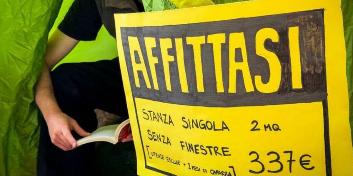 Ragazzo con cartello affittasi